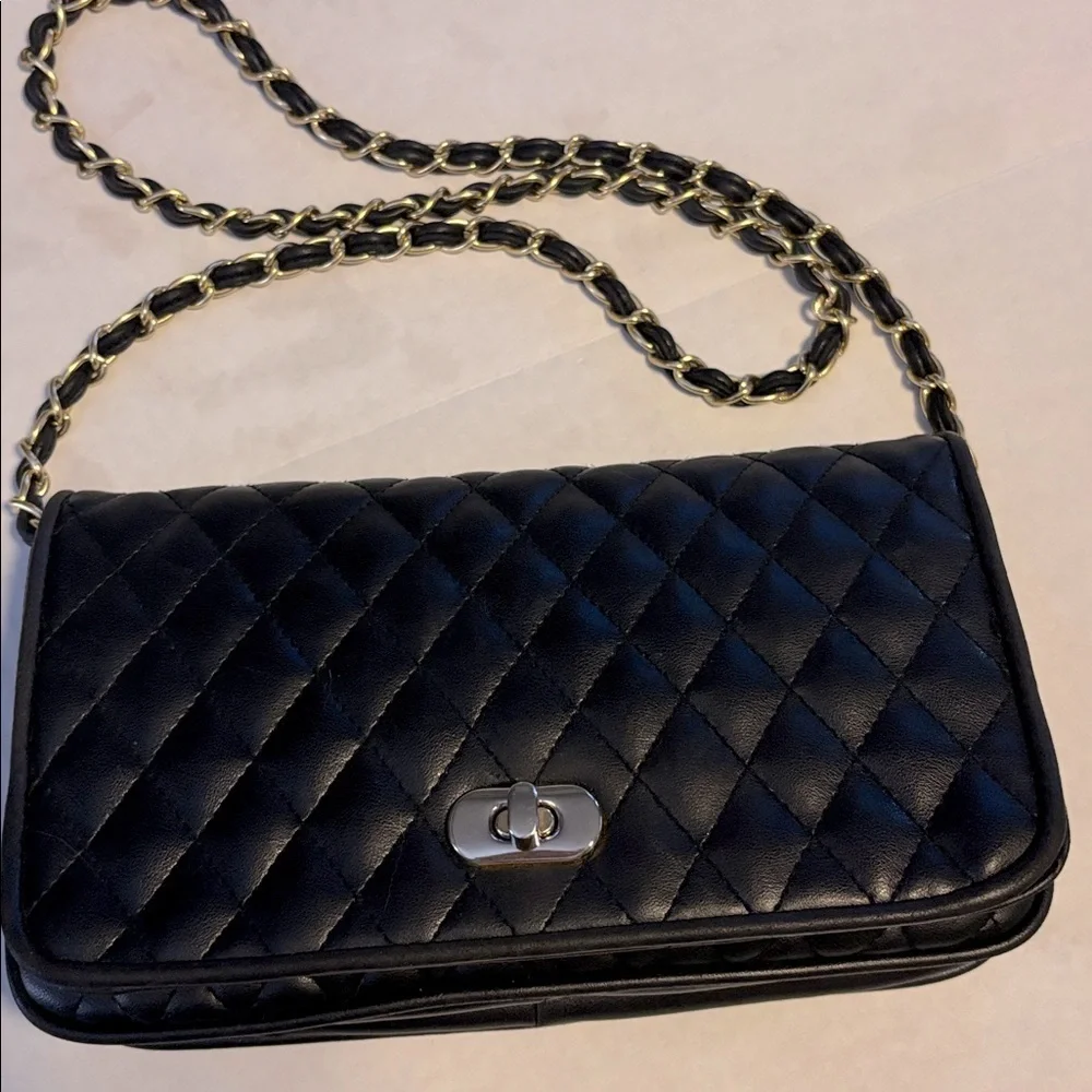 EMPIRE-ORR.INC BRAND BLACK QUILTED FAUX LEATHER CROSSBODY GOLD AND BLACK STRAP